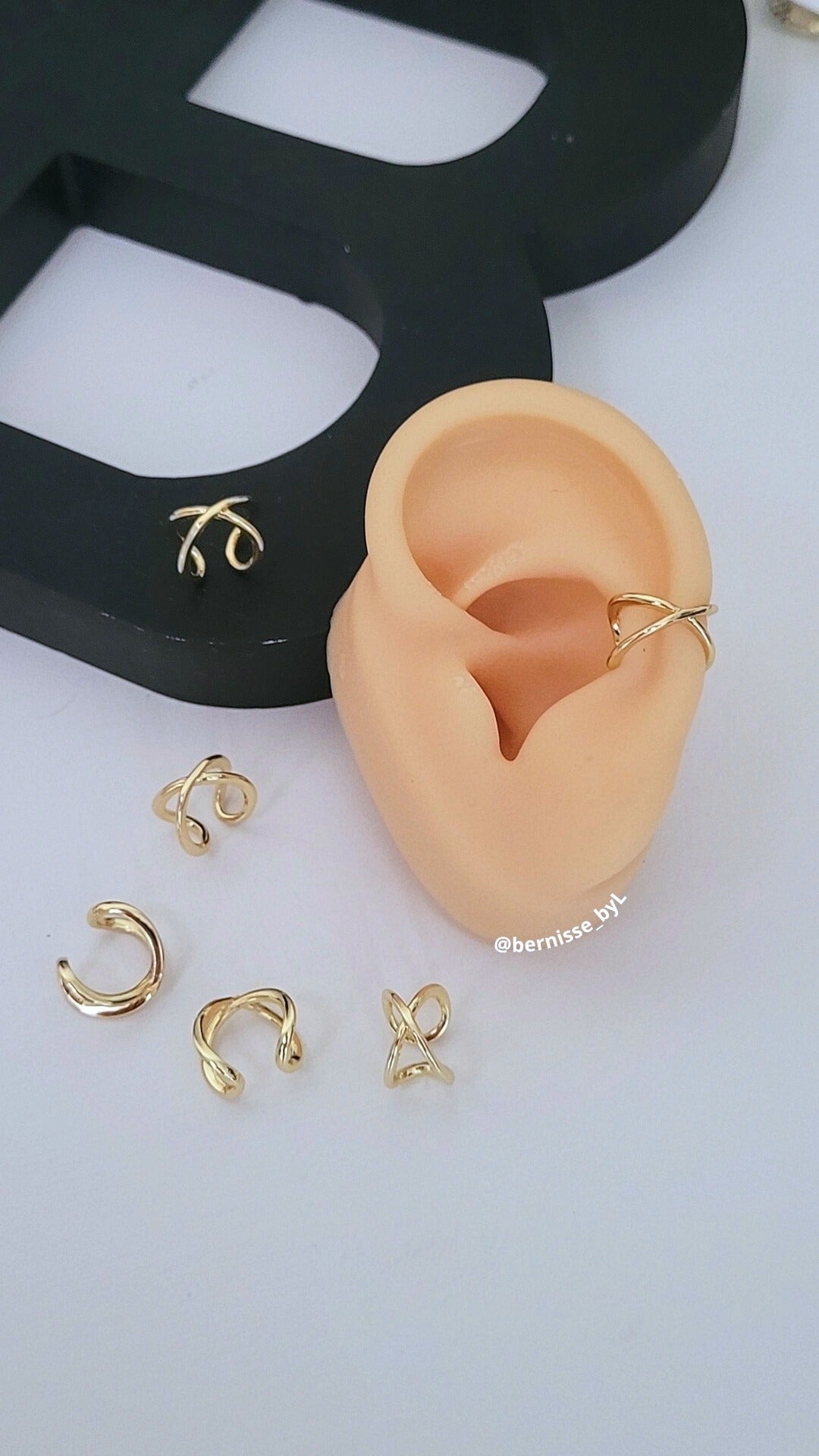 Infinito ear cuff